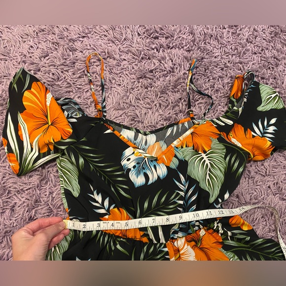 NWOT. Shein ladies romper - Picture 3 of 6